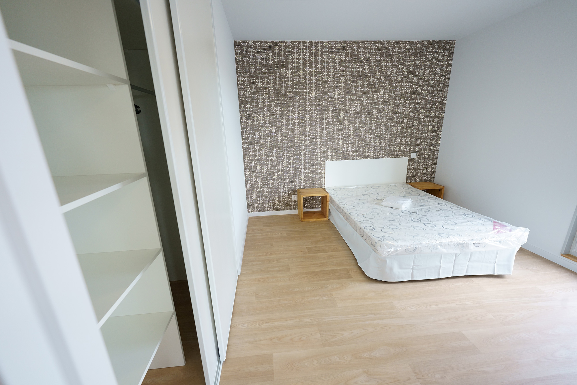 Placart et lit au sein du T2 de la résidence Darwin